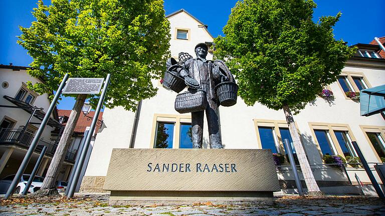 Blick auf den Sander Raaser vor dem Gebäude der Gemeindeverwaltung. Blick auf den Sander Raaser vor dem Gebäude der Gemeindeverwaltung.