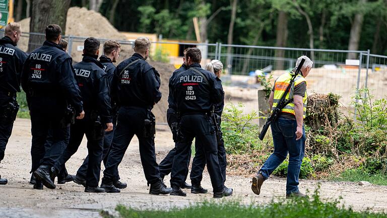 Löwen-Alarm in Berlin und Brandenburg.jpeg       -  Ein Gemeindejäger und Polizisten suchten in Berlin und Brandenburg nach einem vermeintlichen entlaufenen Löwen.