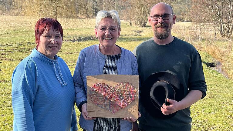 Der symbolische Moment der Übergabe der Leitung der Caritas-Sozialstation Haßberge: Petra Brand (links), Sabine Paeth (Mitte) mit Abschiedsgeschenk und Michael Heid (rechts). Der symbolische Moment der Übergabe der Leitung der Caritas-Sozialstation Haßberge: Petra Brand (links), Sabine Paeth (Mitte) mit Abschiedsgeschenk und Michael Heid (rechts).