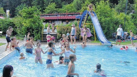 Entlastet: Der Betrieb des Schönauer Freibads belastet die Gemeinde nicht mehr. Darum kümmert sich der Verein der Schwimmbadfreunde. die Gemeinde hilft nur noch mit kleinen Beträgen.