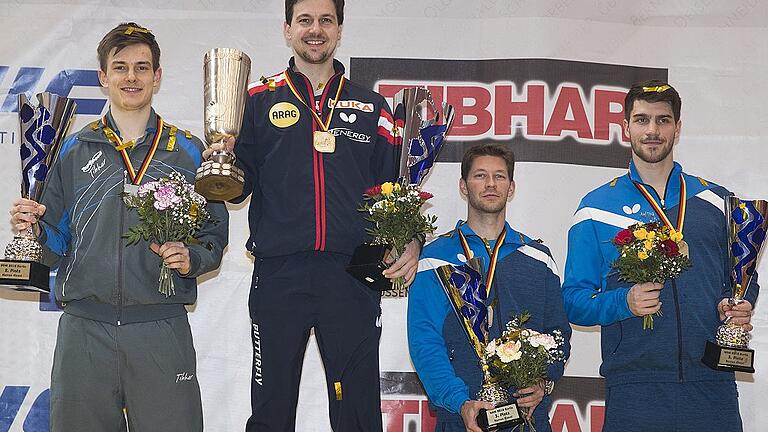 Ein großer Moment für Kilian Ort (links): Die Siegerehrung bei der deutschen Meisterschaft, bei der der Bad Königshofener Zweiter wird. Erst im Finale muss sich Ort dem deutschen Ausnahmespieler Timo Boll (2. von links) geschlagen geben.