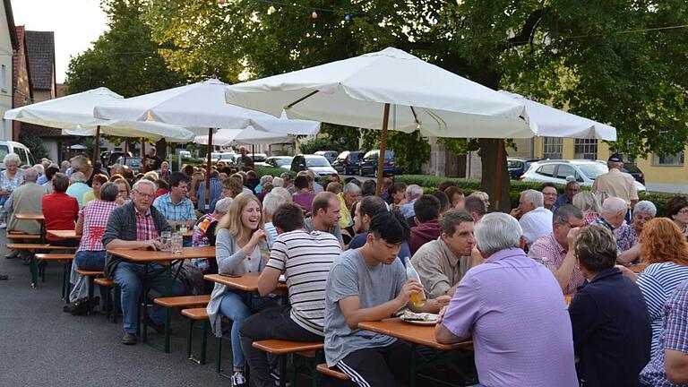 Unterickelsheimer Dorffest unter der großen Linde