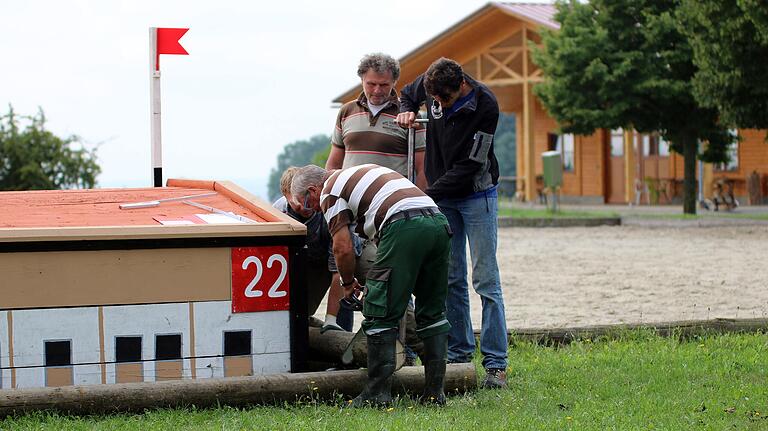 Ein gewohntes Bild am Lindenhof: Die Pferdefreunde packen zusammen an.