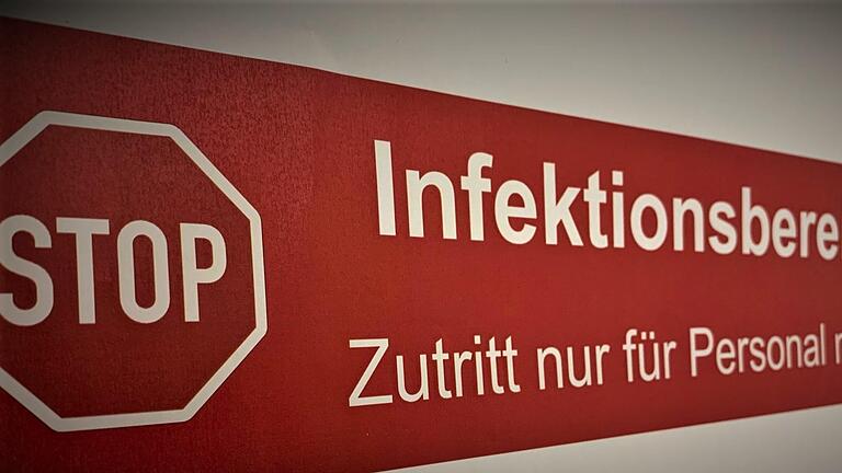 Ein rotes Hinweisschild zeigt die Bereiche im Krankenhaus an, wo Covid-Patienten behandelt werden, und die man ohne Schutzausrüstung nicht betreten darf. Foto: Stefanie Noe       -  Ein rotes Hinweisschild zeigt die Bereiche im Krankenhaus an, wo Covid-Patienten behandelt werden, und die man ohne Schutzausrüstung nicht betreten darf. Foto: Stefanie Noe