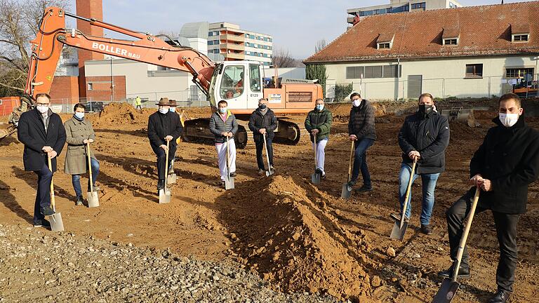 Spatenstich für das neue Logistikzentrum am Caritas-Krankenhaus Bad Mergentheim (von links): Marc Reggentin (BBT-Regionalleiter), Felicitas Norys (Technik Caritas-Krankenhaus), Oberbürgermeister Udo Glatthaar, Edgar Bruder (Technik Caritas-Krankenhaus), Dr. Reiner Deschner (leitender Apotheker Caritas-Krankenhaus), Reinhold Rüger (Architekturbüro Rüger + Tröger), Dr. Ulrich Schlembach (Ärztlicher Direktor Caritas-Krankenhaus), Mathias Weiß (Leiter Materialwirtschaft Caritas-Krankenhaus) , Steffen Boller (Boller-Bau) und Michael Raditsch (Hausoberer Caritas-Krankenhaus).