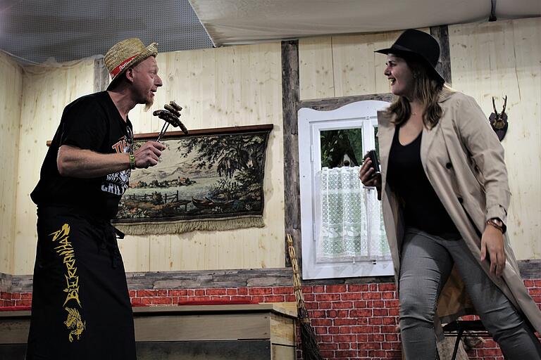 Der Lebenszweck von Schorsch Weber (Marco Herold) besteht aus Grillen und Trinken. Das macht ihn für Jill Marlow (Madeleine Benkert), die dem Alkohol ebenfalls nicht abgeneigt ist, so sympathisch.