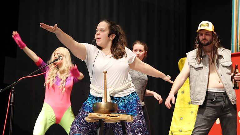 Eine prächtige Stimmung herrschte bei der Alitzheimer Faschingssitzung am Samstag in der DJK-Halle. &quot;Endlich wieder Fasching&quot; lautete das beherzte Motto der närrischen Crew nach der Corona-Zwangspause. Einfallsreiche Tänze, heitere Sketche und humorvolle Beiträge in der Bütt sorgten für fünf Stunden Kurzweil und Unterhaltung.