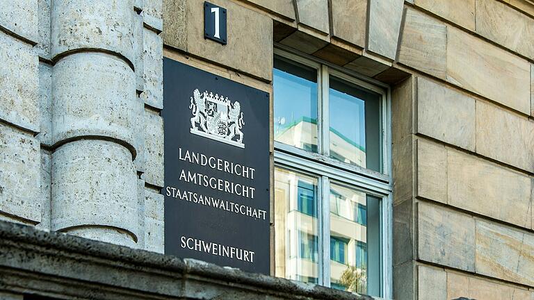 Ein 39-Jähriger aus dem Landkreis Rhön-Grabfeld muss sich vor dem Landgericht Schweinfurt verantworten, weil er sich mit einem anderen Mann zum Mord an einem Kind verabredet haben soll.