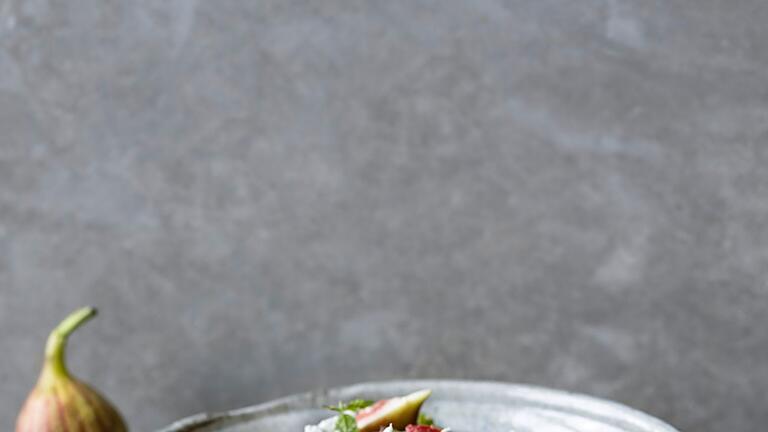 Quinoa-Salat mit Feigen, Feta und grünen Bohnen       -  Sieht aus wie ein Spätsommer-Gedicht: Quinoa-Salat mit Feigen, Feta und grünen Bohnen.