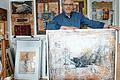 Gigantomanie und Wahnsinn ins Bild gesetzt: Noch hält der Lohrer Künstler Roland Schaller seine Zeichnung &bdquo;Hybris&ldquo; in Händen. Ab Freitag ist sie bei der Verleihung des Europäischen Kunstpreises in Spijkenisse bei Rotterdam zu sehen.