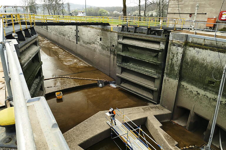 Die Schleuse in Goßmannsdorf ist noch bis Donnerstag trockengelegt für Inspektions– und Wartungsarbeiten bevor sie wieder fluten darf. Die Schleuse in Goßmannsdorf ist noch bis Donnerstag trockengelegt für Inspektions– und Wartungsarbeiten bevor sie wieder fluten darf.