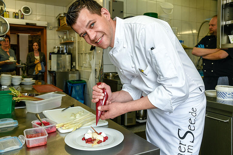 Johannes Schwab vom Restaurant Augustiner am See in Birklingen kreiert ein Dessert aus Gemüse. Johannes Schwab vom Restaurant Augustiner am See in Birklingen kreiert ein Dessert aus Gemüse.