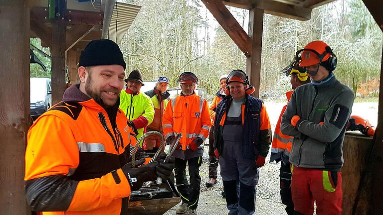 Informationen zum Equipment gab es beim Praxisteil am Nachmittag von Michael Huth und den Praxisschülern Albert Jücker und Christoph Hengst (von links). Informationen zum Equipment gab es beim Praxisteil am Nachmittag von Michael Huth und den Praxisschülern Albert Jücker und Christoph Hengst (von links).