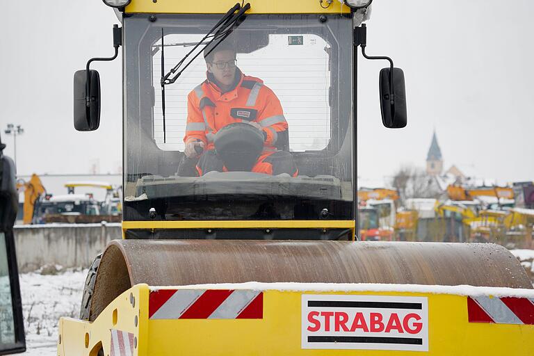 Als Kind träumte er von Straßenwalzen und Radladern, heute steuert Florian Vetter selbst die großen Baumaschinen. Als Kind träumte er von Straßenwalzen und Radladern, heute steuert Florian Vetter selbst die großen Baumaschinen.