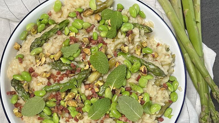 Auch mit wenig Platz kann ein leckeres, schön angerichtetes Spargelrisotto entstehen. Das Rezept dazu auf Seite 3. - Auch mit wenig Platz kann ein leckeres, schön angerichtetes Spargelrisotto entstehen. Das Rezept dazu auf Seite 3. Auch mit wenig Platz kann ein leckeres, schön angerichtetes Spargelrisotto entstehen. Das Rezept dazu auf Seite 3. - Auch mit wenig Platz kann ein leckeres, schön angerichtetes Spargelrisotto entstehen. Das Rezept dazu auf Seite 3.