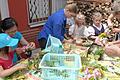 Obwohl neben Lina Durschang und Brigitte Vollmuth sich noch weitere fünf Frauen um die Kinder kümmerten und mit ihnen Blumenhaarkränze banden, malten und pflanzten, war irgendwann der Andrang so groß, dass phasenweise der Birkner-Hof geschlossen wurde.