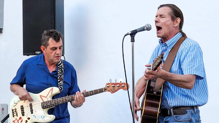 Der aus Los Angeles stammende Donny Vox (rechts) wurde an Bass und Keyboard von Achim Schmidt aus Gerbrunn begleitet. Der aus Los Angeles stammende Donny Vox (rechts) wurde an Bass und Keyboard von Achim Schmidt aus Gerbrunn begleitet.