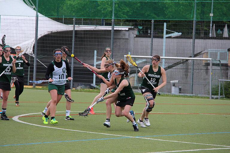 Emily Fuchshuber (Mitte) spielt derzeit für die deutsche Damen-Nationalmannschaft bei der ersten Box-Lacrosse-Weltmeisterschaft. Emily Fuchshuber (Mitte) spielt derzeit für die deutsche Damen-Nationalmannschaft bei der ersten Box-Lacrosse-Weltmeisterschaft.