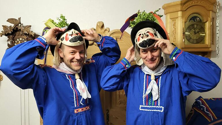 Freuen sich schon auf ihren Einsatz bei 'Fastnacht in Franken': die Weisbacher Jochen Filbry (links) und Markus Johannes. Freuen sich schon auf ihren Einsatz bei 'Fastnacht in Franken': die Weisbacher Jochen Filbry (links) und Markus Johannes.