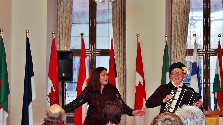 Russische und deutsche Volkslieder präsentieren Dmitry und Natalia Romanetsky. Foto: Werner Vogel - Russische und deutsche Volkslieder präsentieren Dmitry und Natalia Romanetsky. Foto: Werner Vogel Russische und deutsche Volkslieder präsentieren Dmitry und Natalia Romanetsky. Foto: Werner Vogel - Russische und deutsche Volkslieder präsentieren Dmitry und Natalia Romanetsky. Foto: Werner Vogel