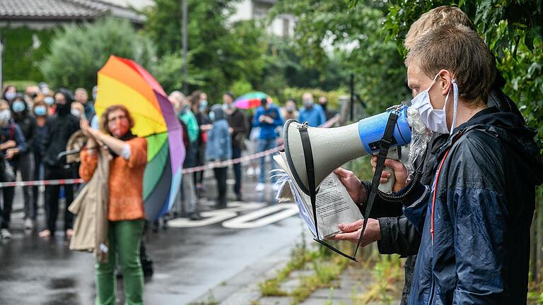 Vor dem Haus der Burschenschaft Prager Teutonia zu Würzburg in der Lortzingstraße versammelten sich am Donnerstagabend gut 120 Anwohner. Initiator der Kundgebung 'Frauenland Nazifrei' ist Jonathan Katzer (rechts).