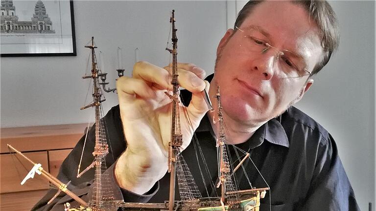 Buddelschiffbauer Matthias Schultz (49) bei der Arbeit am maßstabsgetreuen Nachbau der 'Wappen von Bremen' aus dem Jahr 1689. Foto: Sigismund von Dobschütz - Buddelschiffbauer Matthias Schultz (49) bei der Arbeit am maßstabsgetreuen Nachbau der 'Wappen von Bremen' aus dem Jahr 1689. Foto: Sigismund von Dobschütz Buddelschiffbauer Matthias Schultz (49) bei der Arbeit am maßstabsgetreuen Nachbau der 'Wappen von Bremen' aus dem Jahr 1689. Foto: Sigismund von Dobschütz - Buddelschiffbauer Matthias Schultz (49) bei der Arbeit am maßstabsgetreuen Nachbau der 'Wappen von Bremen' aus dem Jahr 1689. Foto: Sigismund von Dobschütz