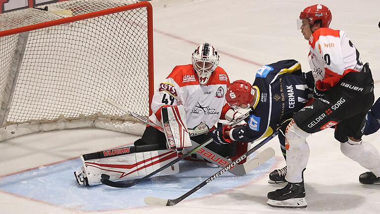 Großchance für Schweinfurts Tomas Cermak (Zweiter von rechts), doch Haßfurts Goalie Nicolas Hetzel kann abwehren. Sein Teamkollege Noah Endres (rechts) kommt zu spät. Großchance für Schweinfurts Tomas Cermak (Zweiter von rechts), doch Haßfurts Goalie Nicolas Hetzel kann abwehren. Sein Teamkollege Noah Endres (rechts) kommt zu spät.