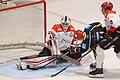 Großchance für Schweinfurts Tomas Cermak (Zweiter von rechts), doch Haßfurts Goalie Nicolas Hetzel kann abwehren.&nbsp;Sein Teamkollege Noah Endres (rechts) kommt zu spät.