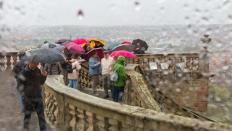 Archivfoto: Blick auf Würzburg von der Festung Marienberg bei Regen.