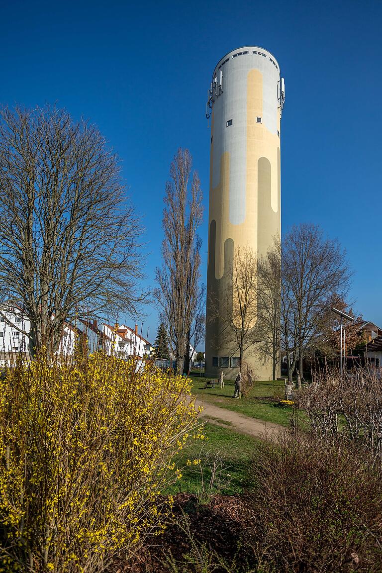 Als Wahrzeichen Niedernbergs gilt der 1958 innerhalb von nur elf Arbeitstagen errichtete Wasserturm: Im Volksmund 'Langer Adam' genannt nach dem damaligen Bürgermeister Adam Klement. Der einzige Wasserturm im Landkreis Miltenberg war nötig, weil der benötigte Wasserdruck nicht auf einer Anhöhe in unmittelbarer Ortsnähe erzielt werden konnte. Als Wahrzeichen Niedernbergs gilt der 1958 innerhalb von nur elf Arbeitstagen errichtete Wasserturm: Im Volksmund 'Langer Adam' genannt nach dem damaligen Bürgermeister Adam Klement. Der einzige Wasserturm im Landkreis Miltenberg war nötig, weil der benötigte Wasserdruck nicht auf einer Anhöhe in unmittelbarer Ortsnähe erzielt werden konnte. 