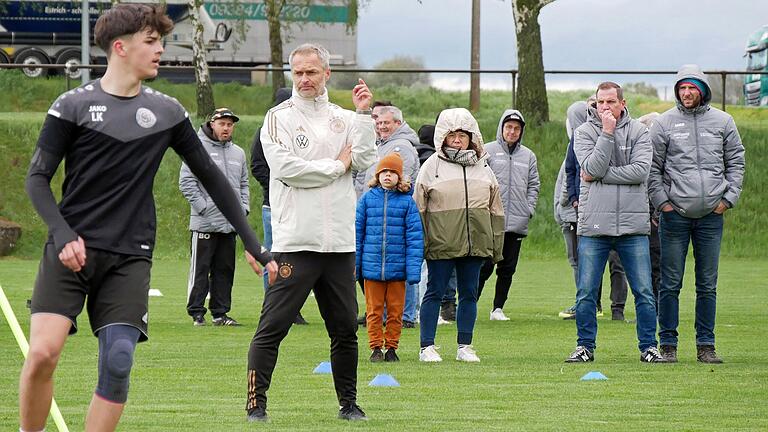 Ein kritischer Blick auf die Spieler der U17 und U19 auf dem Fußballplatz in Opferbaum. Als Trainer der deutschen U-17-Nationalmannschaft ist Christian Wück (Mitte)&nbsp; 2023 mit seiner Mannschaft Europameister und Weltmeister geworden.