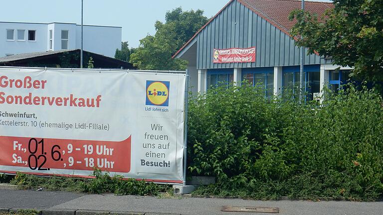 Der ehemalige Lidl-Markt in Oberndorf. Einziehen wollte ein Non-food-Discounter. Doch die Stadt lehnt ab, sie ändert den Bebauungsplan, damit sich an dieser Stelle nur ein Lebensmittelmarkt ansiedeln kann.