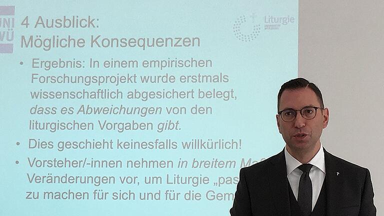 Professor Martin Stuflesser, Inhaber des Lehrstuhls für Liturgiewissenschaft an der Universität Würzburg, bei der Vorstellung des Forschungsprojekts &bdquo;Liturgische Akteure und ihre gottesdienstliche Praxis&rdquo;