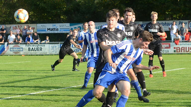 Fußball Bezirksliga, TSV Lohr - TuS Frammersbach am Sonntag, 13. Oktober 2019: links Julian Etzel (Frammersbach), rechts Christian Spahn (Lohr)