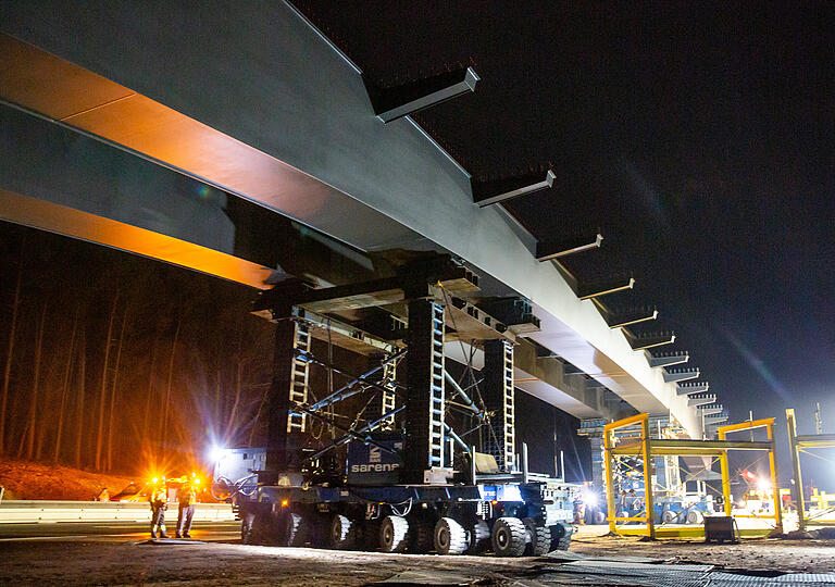 In der Nacht zum Sonntag gab es eine Vollsperrung auf der A3 bei Schlüsselfeld. Grund war der Bau einer 256 Tonnen schweren Brücke.