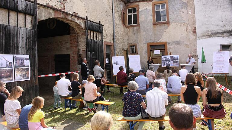 Obwohl die Gebäude des ehemaligen Klosterhofes nicht begangen werden konnten, zog der Tag des offenen Denkmals in Himmelstadt mit Vorträgen vor der ehemaligen Vogtei (im Bild) und 3D-Vorführung im Pfarrheim rund 300 Besucherinnen und Besucher an.
