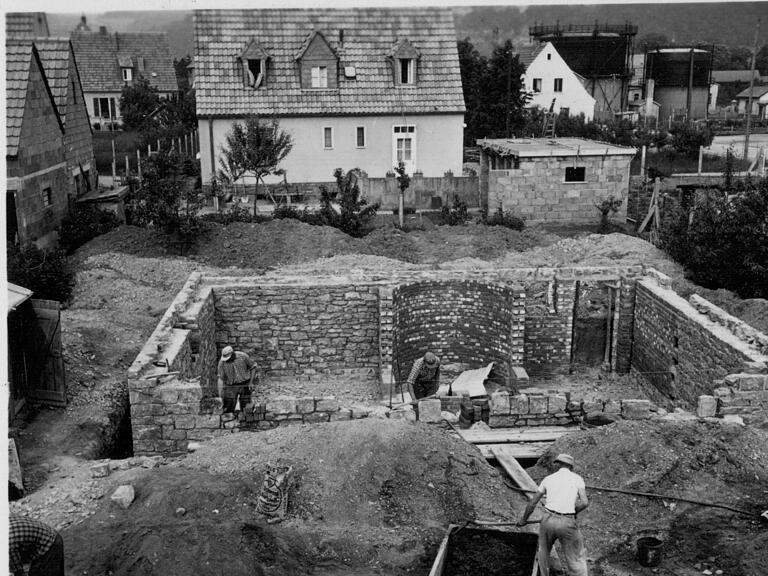 Hubert Jagusch kam als Flüchtling aus Breslau nach Karlstadt. In der Dükerstraße hat er sich ab dem Frühjahr 1956 ein Haus gebaut. Hubert Jagusch kam als Flüchtling aus Breslau nach Karlstadt. In der Dükerstraße hat er sich ab dem Frühjahr 1956 ein Haus gebaut.