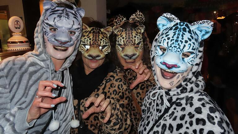 Beim Altweiberfasching in Bischofsheim wird wild gefeiert. Beim Altweiberfasching in Bischofsheim wird wild gefeiert.
