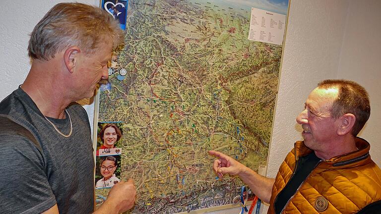 Michael Kuhnt (links)&nbsp; und Karlheinz Babinsky haben fast ganz Bayern mit ihrem Tandem bereist.