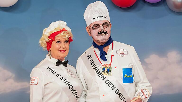 Im vergangenen Jahr gingen Rhön-Grabfelds Landrat Thomas Habermann und seine Frau Ruth als notleidende Gastronomen über den roten Teppich in Veitshöchheim. Im vergangenen Jahr gingen Rhön-Grabfelds Landrat Thomas Habermann und seine Frau Ruth als notleidende Gastronomen über den roten Teppich in Veitshöchheim.