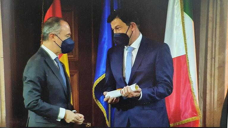 Bürgermeister Alexander Knahn (rechts) bei der Entgegennahme des Preises in der italienischen Botschaft in Berlin.