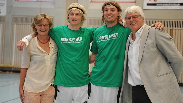 Handballfamilie Sauer nach dem Klassenerhalt der Rimparer Wölfe am Ende der ersten Zweitliga-Saison 2013/14&nbsp; und dem Karriereende von Daniel Sauer (Dritter von links): (von links) Mutter Waltraud, ehemalige Handball Abteilungsleiterin, Rechtsaußen Julian, Ex-Erstliga-Profi Daniel, Vater und Wölfe-Geschäftsführer Roland