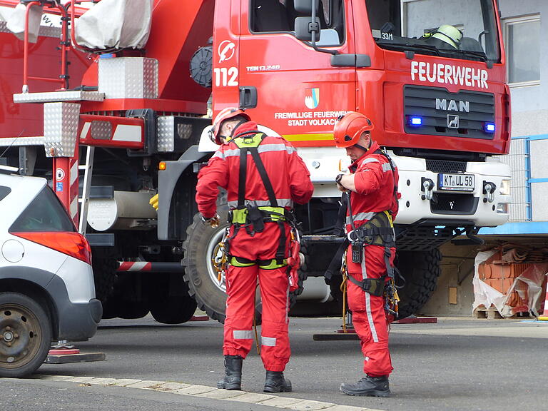Zwei Männer der Würzburger Höhenrettung bringen sich in Stellung. Zwei Männer der Würzburger Höhenrettung bringen sich in Stellung.