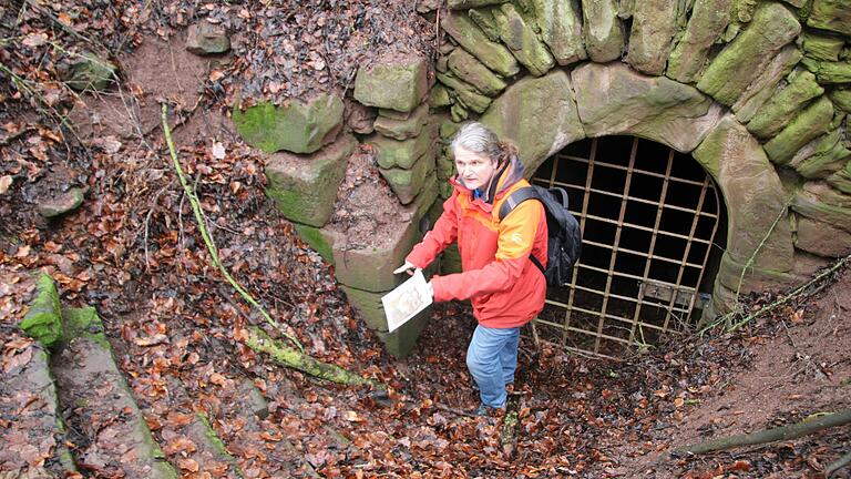 Matthias Schenk vergleicht die Steine der heutigen Ruine mit dem historischen Holzstich. Der Sichtstein, auf den er deutet, müsse einst weit aus dem Boden herausgeragt haben.&nbsp;