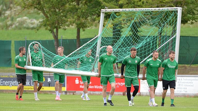 Sie packen es an: Einige Abtswinder Spieler tragen im Training ein Tor auf den Platz. Der TSV bereitet sich auf die Bayernliga-Saison 2024/25 vor. Der Vierte der vergangenen beiden Spielzeiten absolviert seine sechste Saison in der Fußball-Bayernliga Nord.