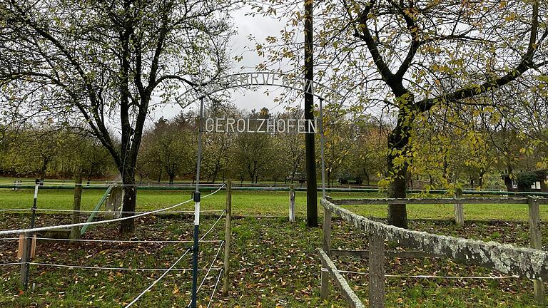 Eine Wiese hinter dem Gelände des Reit- und Fahrvereins ist nach Ansicht des Alpacacamping-Chefs ebenfalls gut geeignet für einen einzelnen Wohnmobilstellplatz mitten in der freien Natur. Eine Wiese hinter dem Gelände des Reit- und Fahrvereins ist nach Ansicht des Alpacacamping-Chefs ebenfalls gut geeignet für einen einzelnen Wohnmobilstellplatz mitten in der freien Natur.