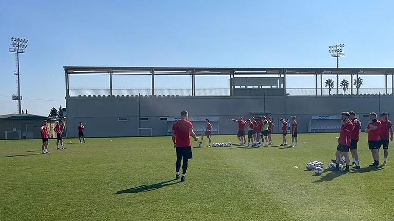 Die Fußballer des Landesligisten TuS Frammersbach trainierten fünf Tage lang unter professionellen Bedingungen im türkischen Side. Spielertrainer Patrick Amrhein und Co-Spielertrainer Marco Schiebel leiten hier eine Übungseinheit.