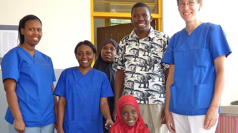 Saumu und ihr Behandlungs-Team im URRC-Center: von rechts die deutsche Kinderärztin Triebel, Saumus Reisebegleiter Leopold, Saumus Tante, Schwester Grace und Physiotherapeutin Paulina, vorne Saumu.