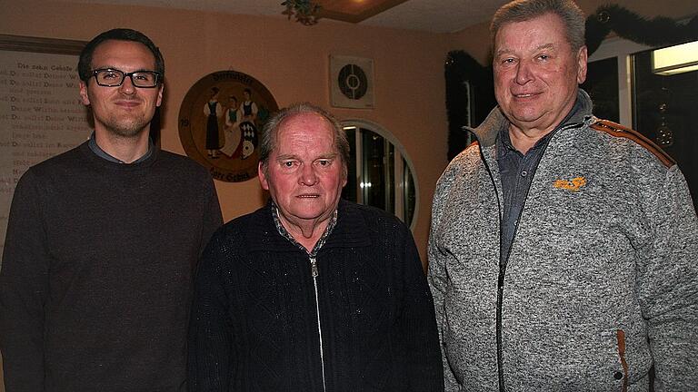 Bei der Jahresschlussversammlung ehrten Helmut Schreck (rechts), der Vorsitzende des VdK Ortsverbandes Roden/Ansbach, und der stellvertretende Kreisgeschäftsführer Kai Kellershohn Franz Behr (Mitte) für 25 Jahre Mitgliedschaft im Ortsverband.