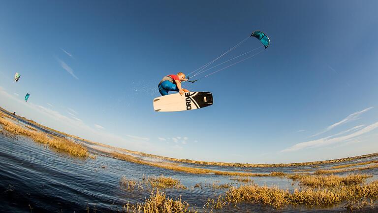 Der Würzburger Jan Schiegnitz zählte zu Deutschlands besten Kitesurfern, bis er sich 2017 schwer verletzte.